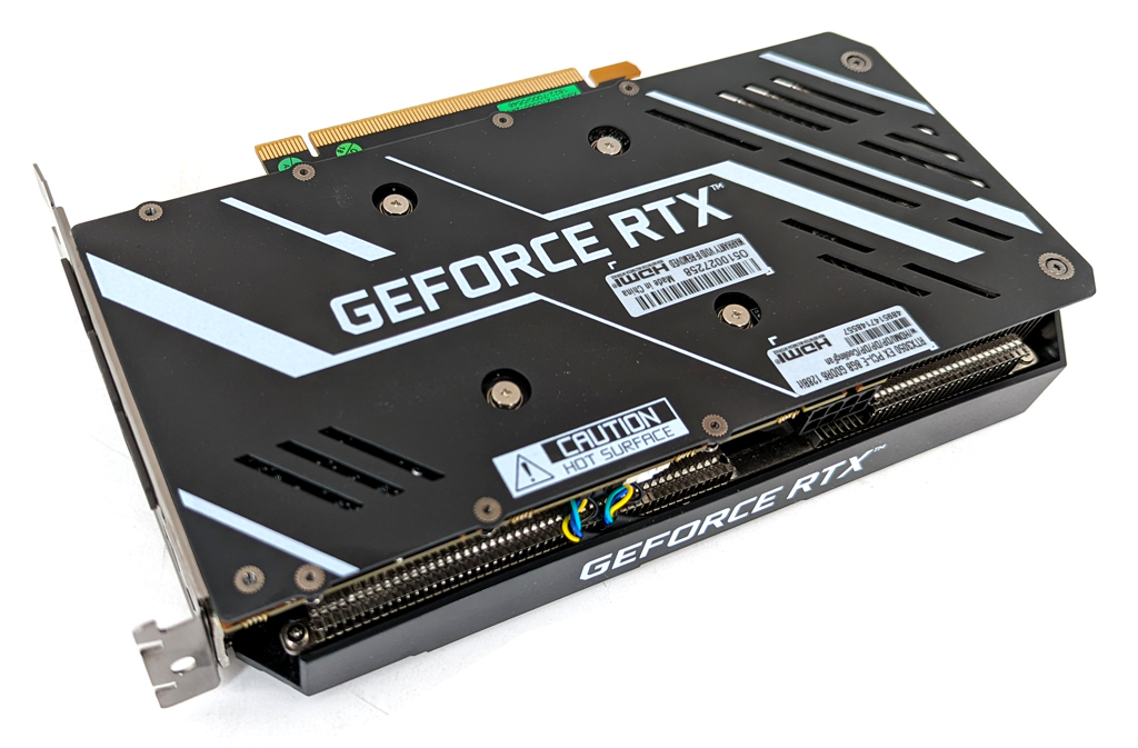 Auf der Rückseite befindet sich eine große Backplate.