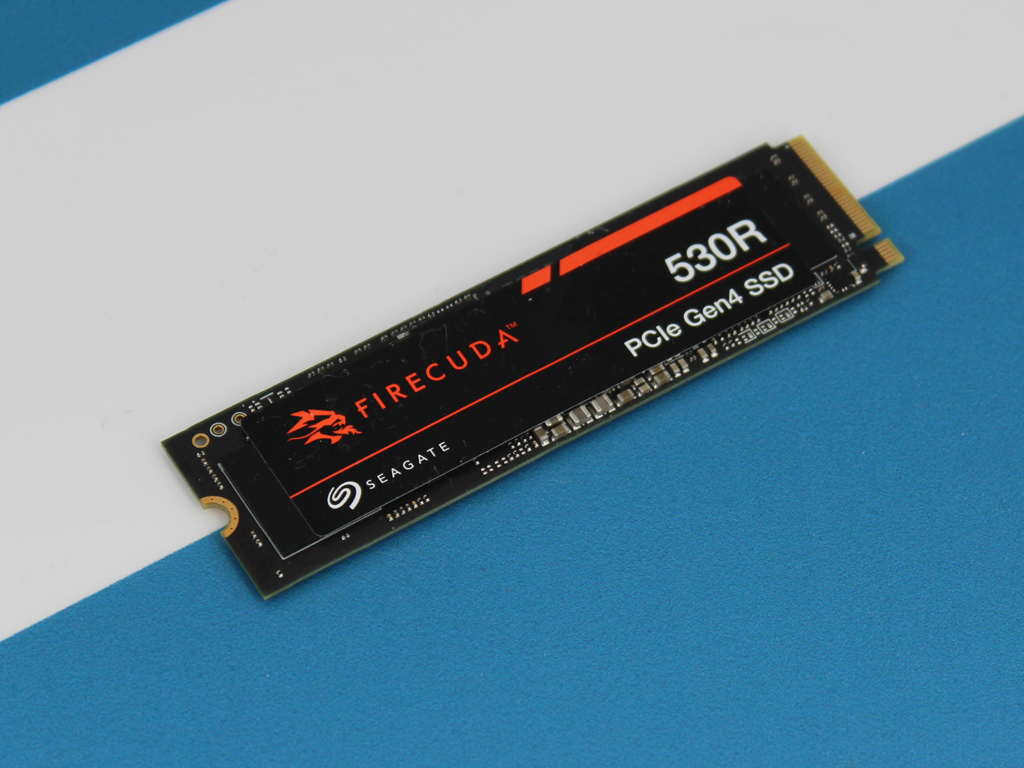 Auf der Oberseite finden Controller und Flash Platz.