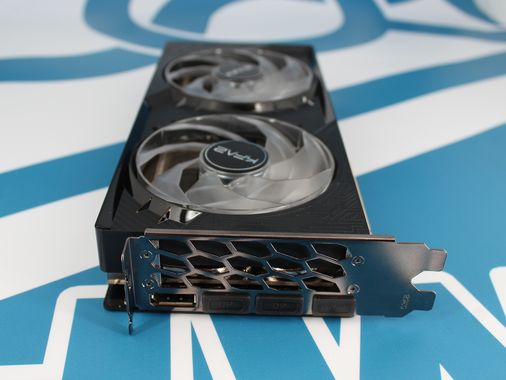 Anschlussvielfalt am Slot-Bracket.