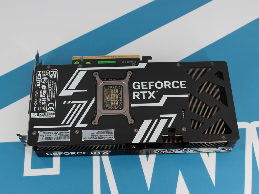 Eine große Backplate auf der Rückseite.