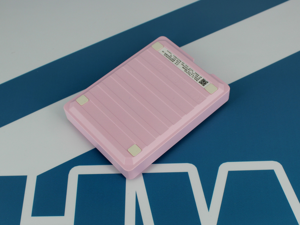 Die Rückseite mit Gummifüßen.