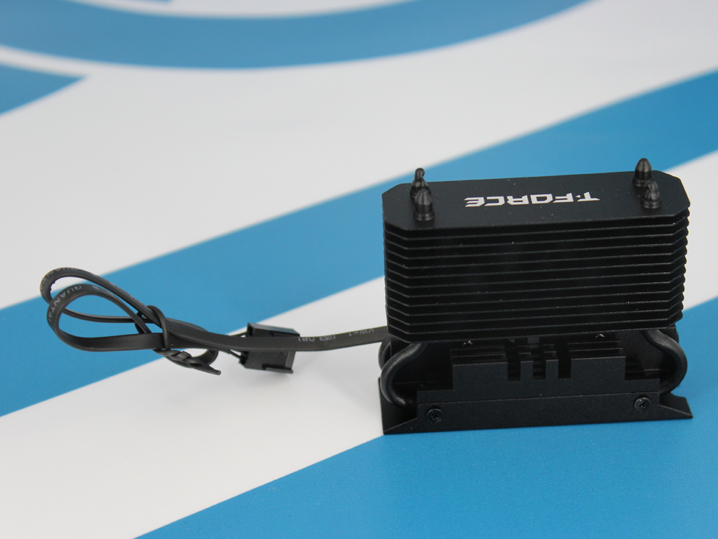 Kupfer-Heatpipe, Kühlrippen, PWM-Lüfter.